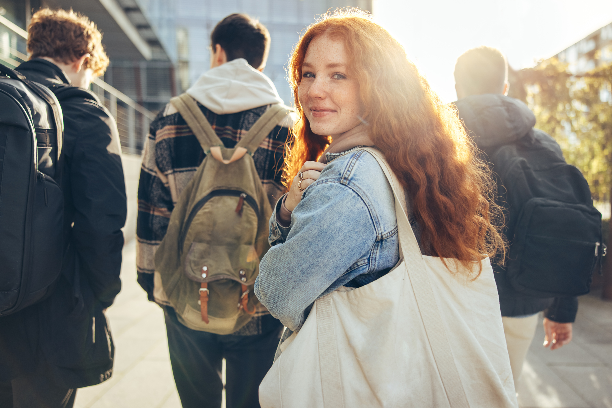 Groupe étudiants avec fille au 1er plan