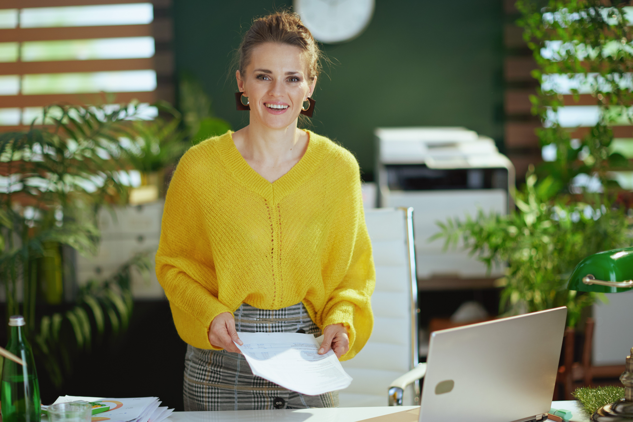jeune-femme-bureau-avec-cv.jpg